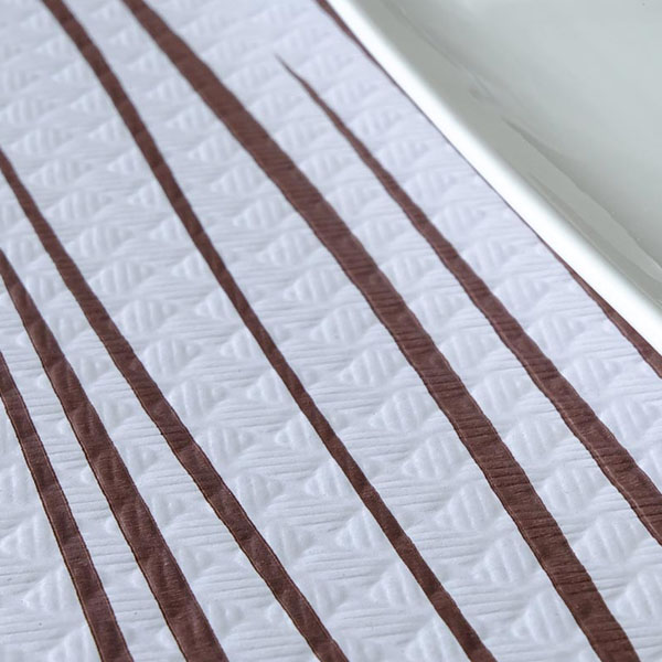 [21113] MANTEL PAPEL 120X120 KENIA RAYAS MARRON 300/UNID.
